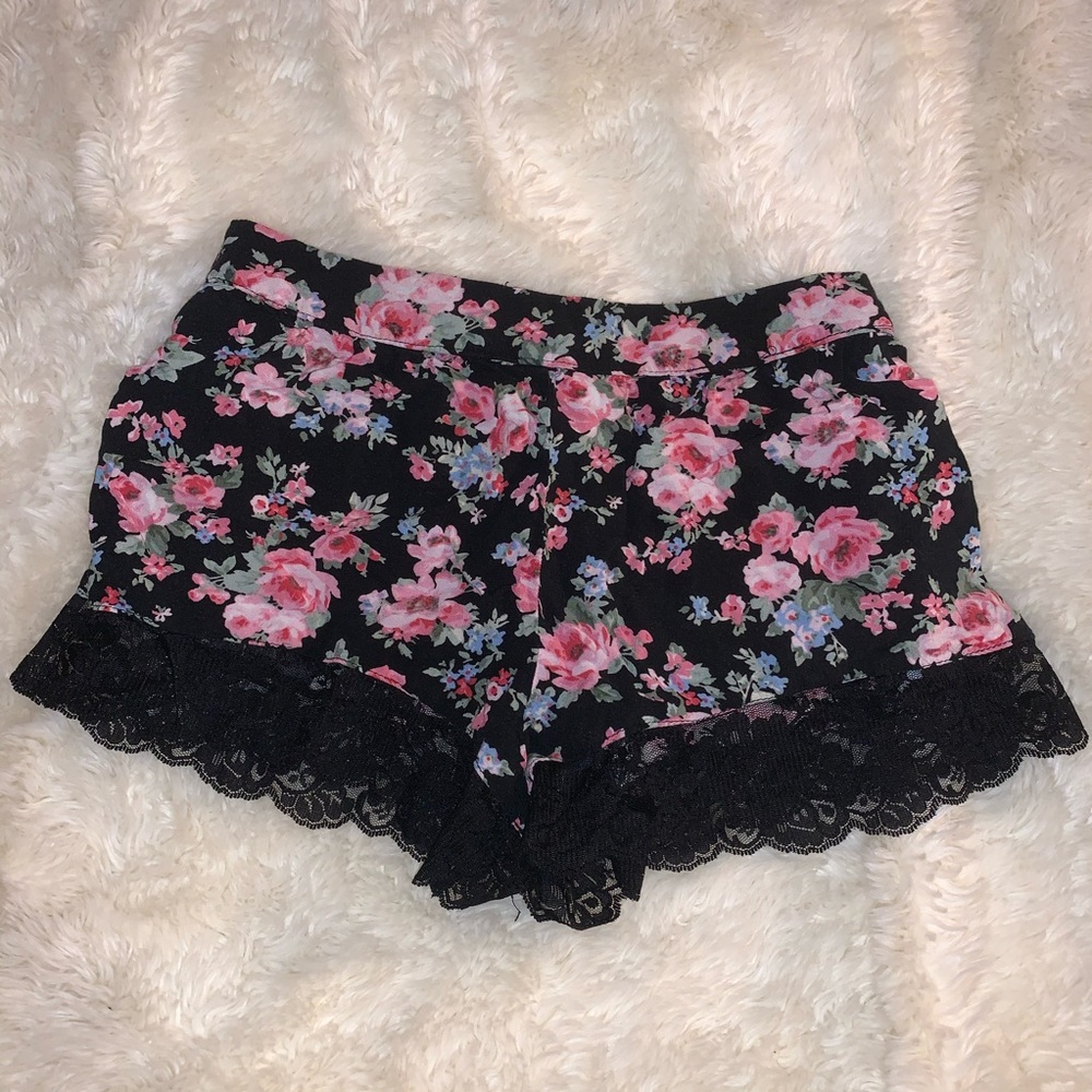 🖤💖 Lace edge, floral shorts